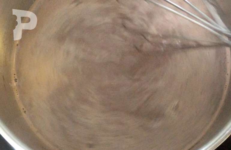Çilek Parçacıklı Kakaolu Kek Nasıl Yapılır