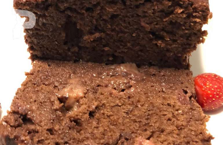 Çilek Parçacıklı Kakaolu Kek Nasıl Yapılır