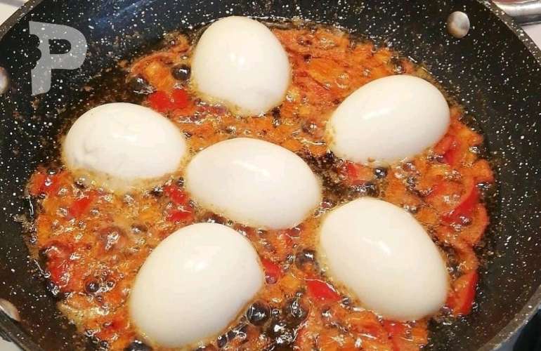 Domatesli Yumurta Kapama Nasıl Yapılır