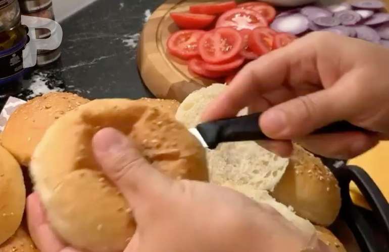 Ev Yapımı Hamburger Ekmeği Ve Köftesi Tarifi
