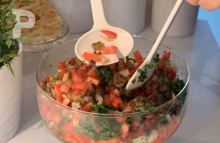 Köz Patlıcan Biber Salatası Nasıl Yapılır