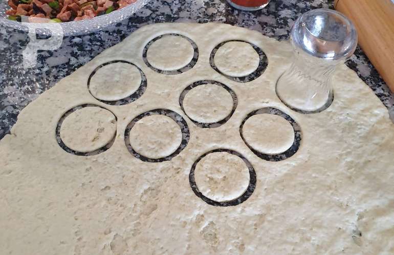 Lokmalık Mini Pizza Nasıl Yapılır