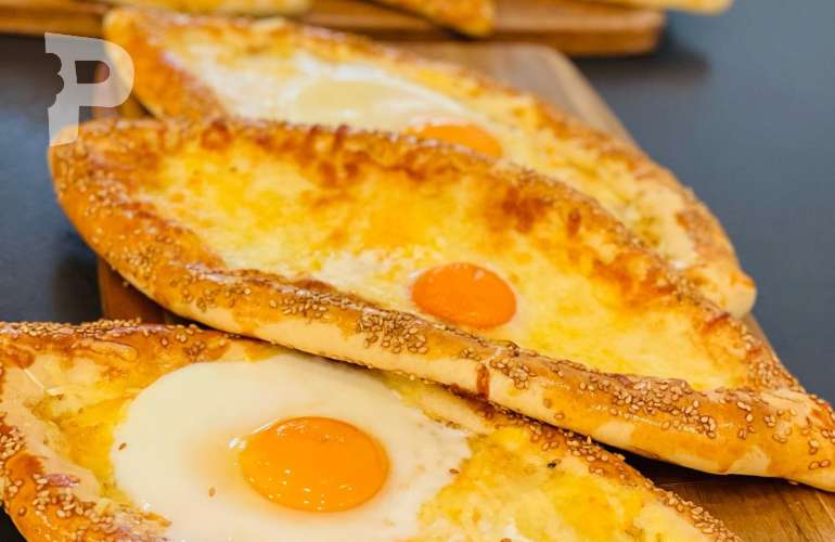 Peynirli Yumurtalı Pide Nasıl Yapılır