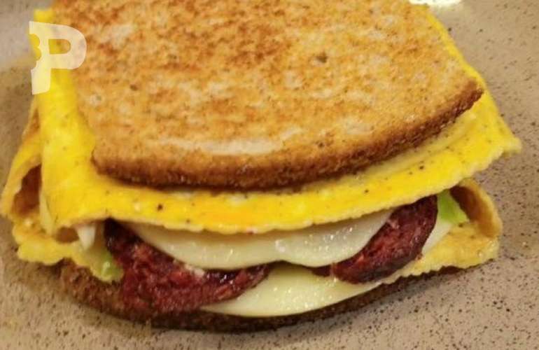 Sucuklu Omlet Sandviç Nasıl Yapılır