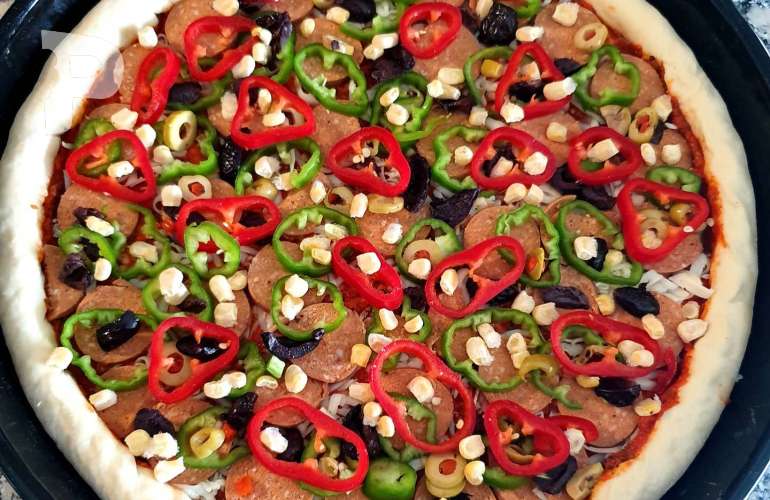 Yumuşacık Hamurlu Karışık Pizza Nasıl Yapılır